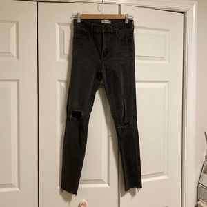 Madewell Distressed 9” High Rise Skinny in Washed Black / Dark Grey (Size 27)